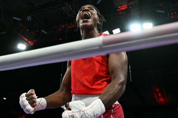  Refugee Olympic Team's Cindy Winner Djankeu Ngamba reacts after beating France's Davina Michel in the women's 75kg quarter-final boxing match during the Paris 2024 Olympic Games at the North Paris Arena, in Villepinte on August 4, 2024. (Photo by MOHD RASFAN / AFP)
       -  (crédito: MOHD RASFAN / AFP)