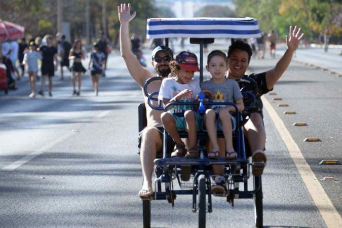 Os amigos Yuri Martins e Marina Moura levam os filhos para pedalar  -  (crédito:  Ed Alves/CB/DA.Press)