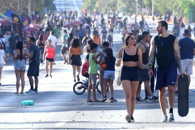  04/08/2024 Credito: Ed Alves/CB/DA.Press. Cidades. Eixão do Lazer - Jazz - Passeio de Bike - Comercio - Feira de Pet. E a nova atração Marco Zero. 