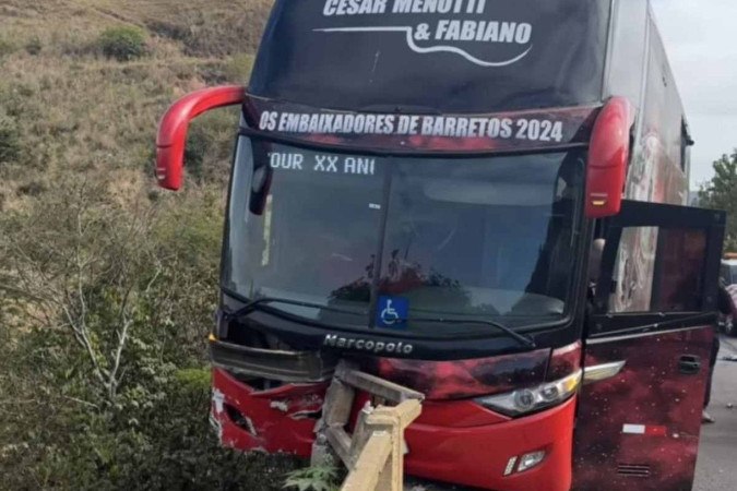 O onibus de cesar menotti e fabiaano sofreu um acidete. Todos passam bem -  (crédito: Reprodução/Instagram: @cesarmenotti)