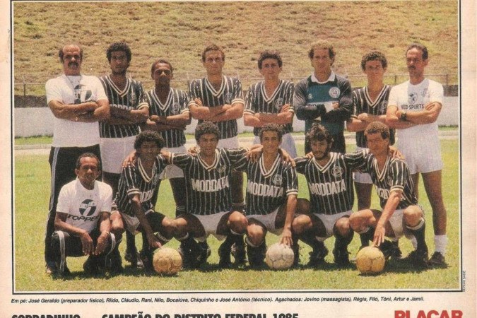 Zé Nilo é o quinto em pé da esquerda para direita ao lado do goleiro Bocaiuva no pôster do Sobradinho campeão candango em 1985 -  (crédito: Reprodução/Revista Placar)