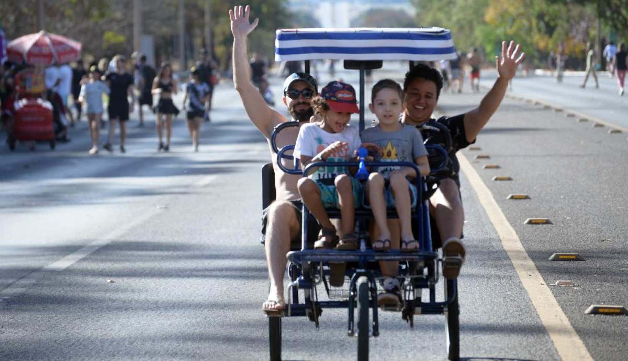 Os amigos Yuri Martins e Marina Moura levam os filhos para pedalar 