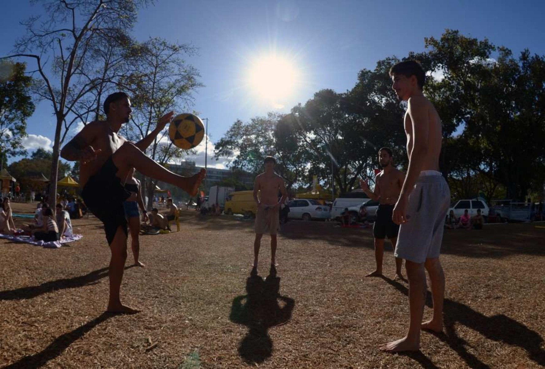 Grupo de amigos aproveitando o calor para jogar 