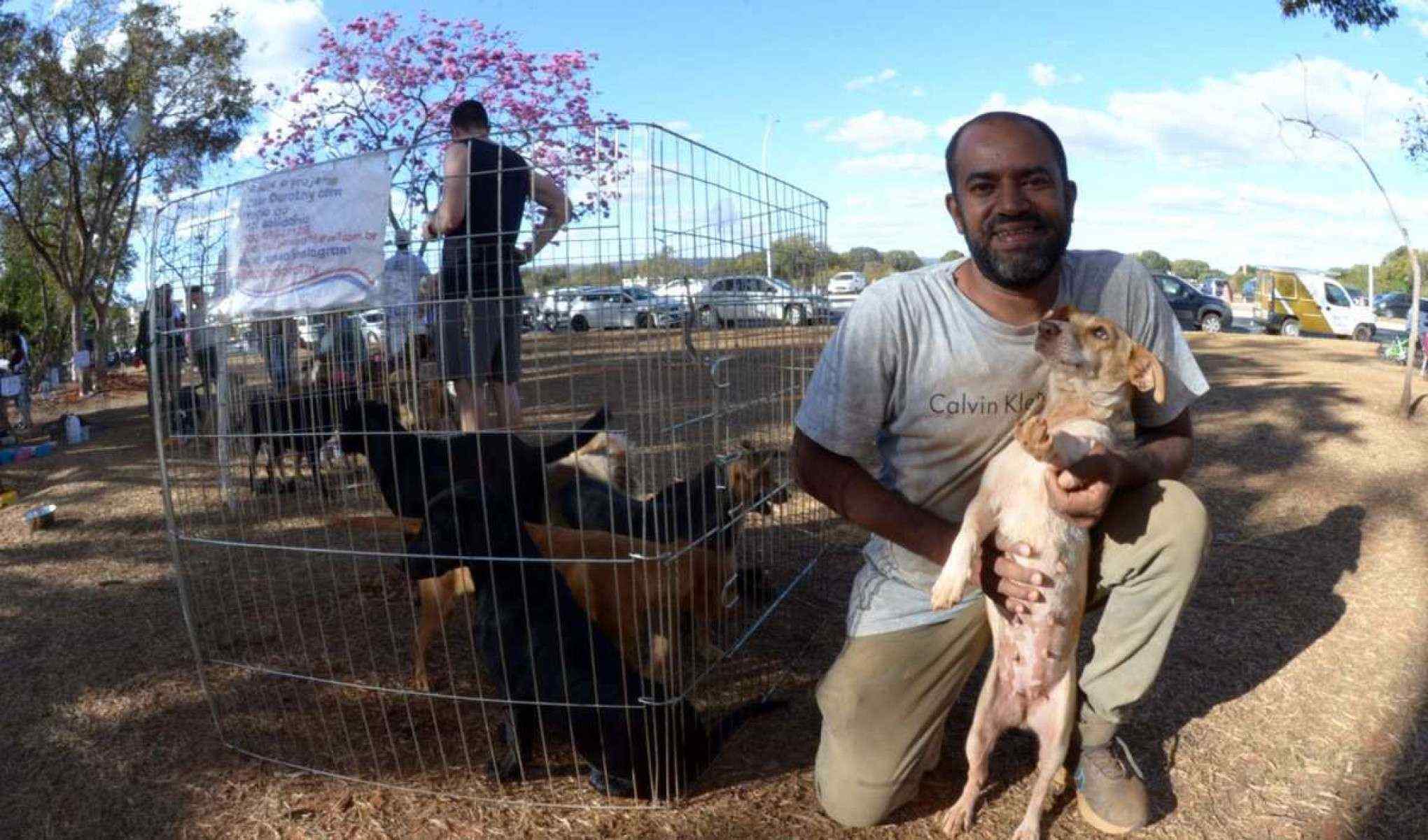 Roberto Pereira usa a via para encontrar tutores que desejem adotar os cães que ajuda a resgatar