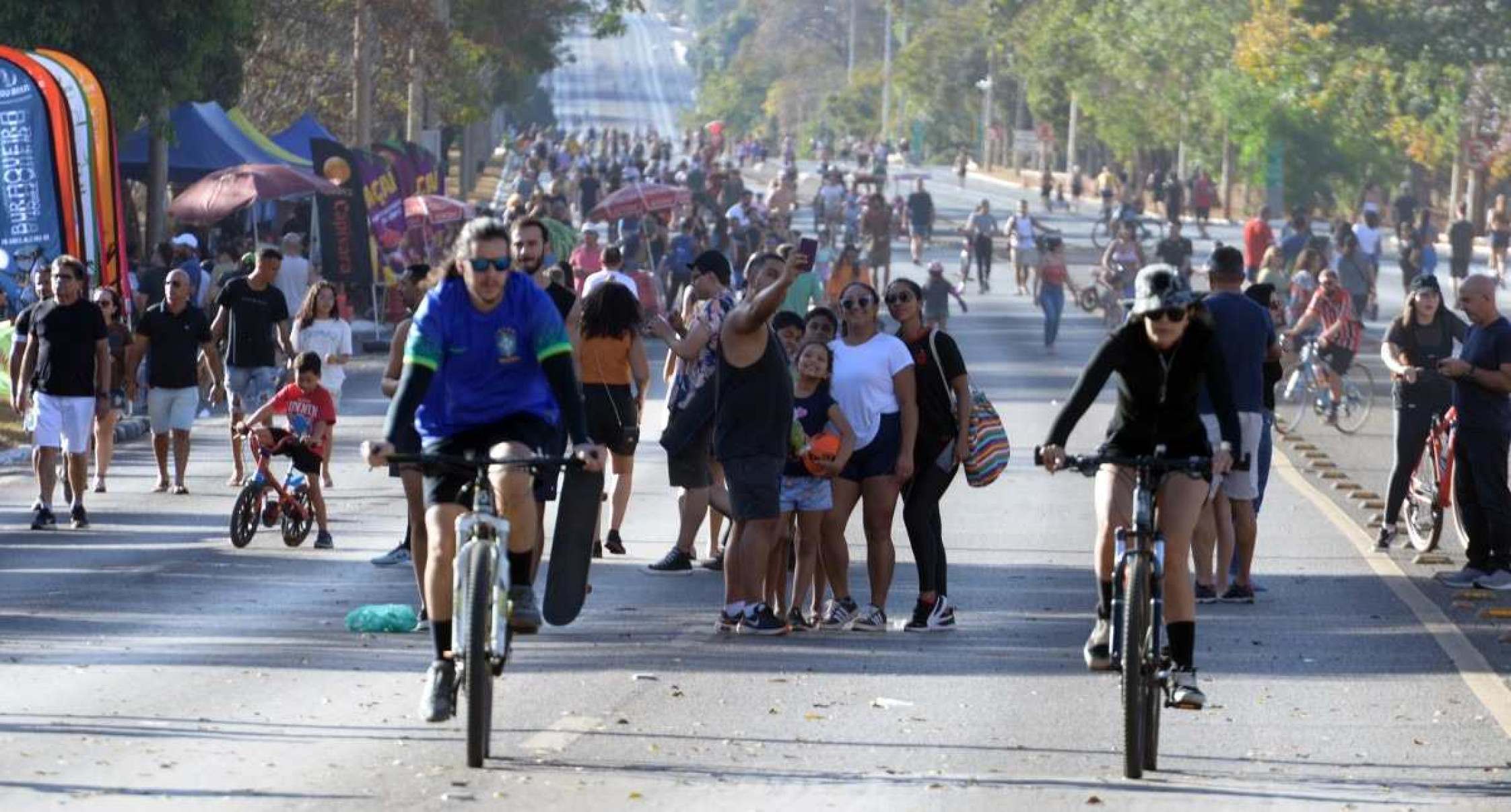 Brasilienses caminham e pedalam no Eixão do Lazer