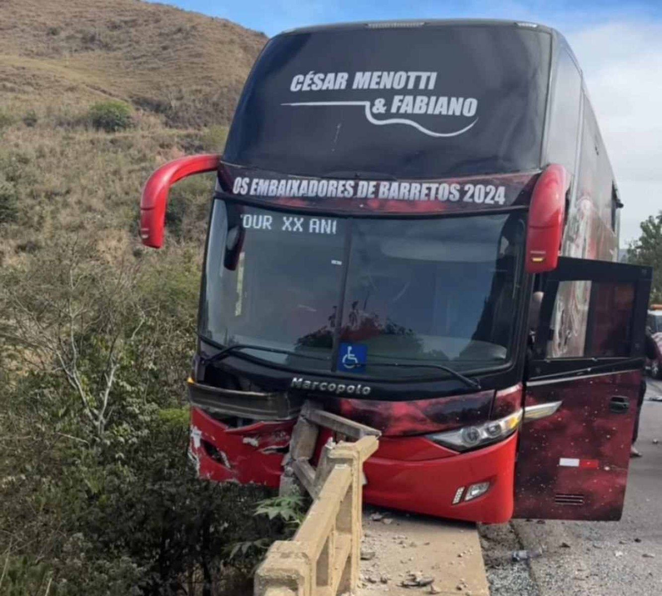 César Menotti mostra como ficou seu ônibus após acidente: 