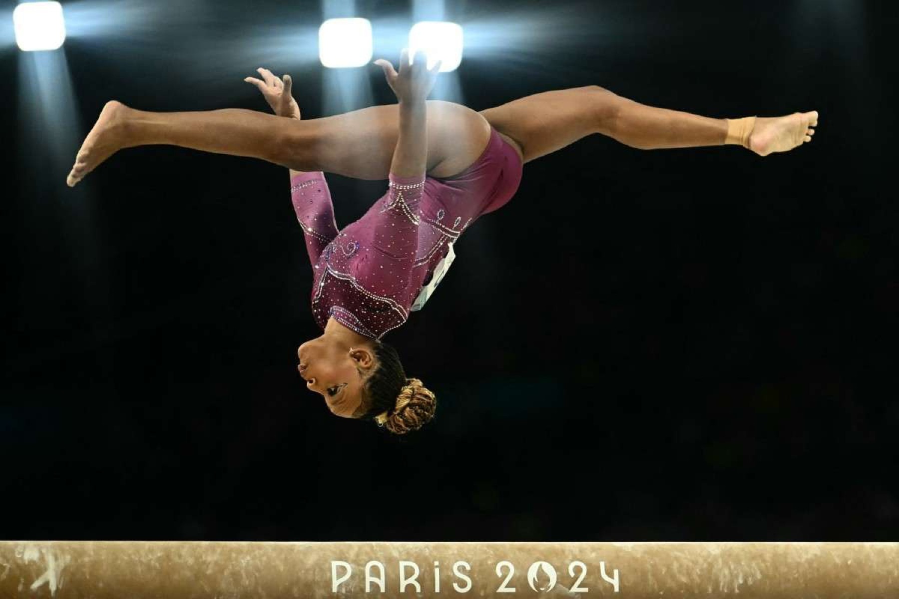 A brasileira Rebeca Andrade disputa a final da trave feminina de ginástica artística durante os Jogos Olímpicos Paris 2024, na Arena Bercy, em Paris, no dia 5 de agosto de 2024.