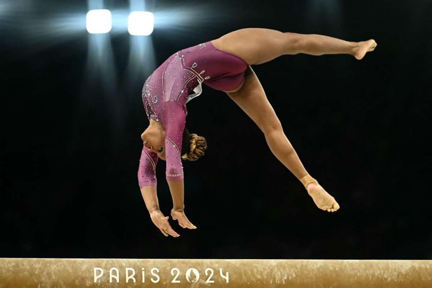 A brasileira Rebeca Andrade disputa a final da trave feminina de ginástica artística durante os Jogos Olímpicos Paris 2024, na Arena Bercy, em Paris, no dia 5 de agosto de 2024.