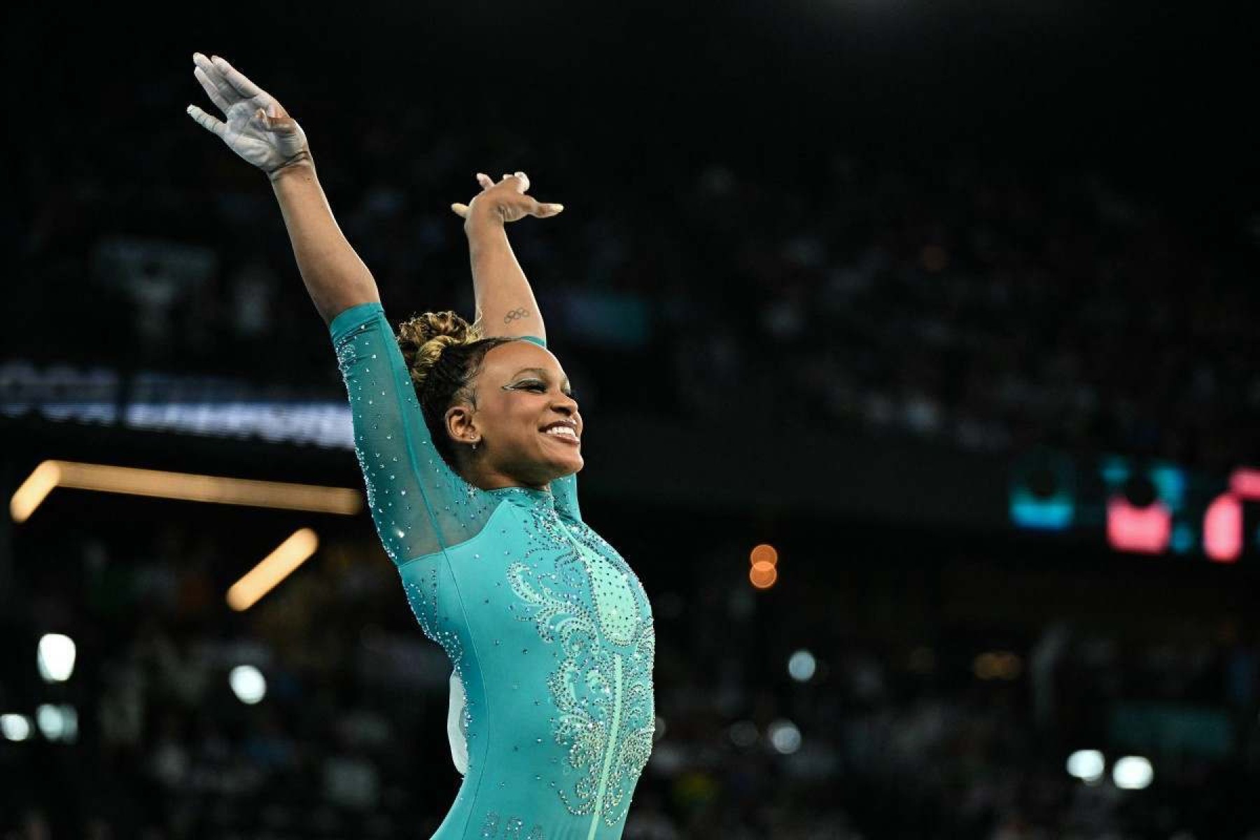 Rebeca leva o ouro no solo e se torna maior medalhista brasileira da história