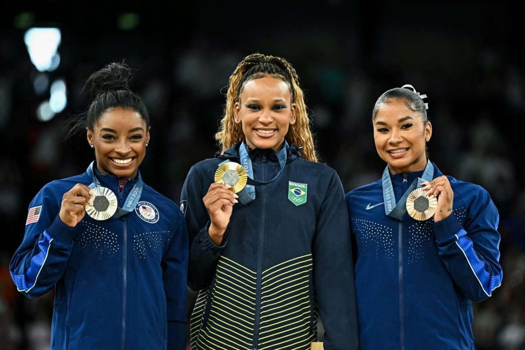 Rebeca Andrade ao lado de Simone Biles e Jordan Chiles   