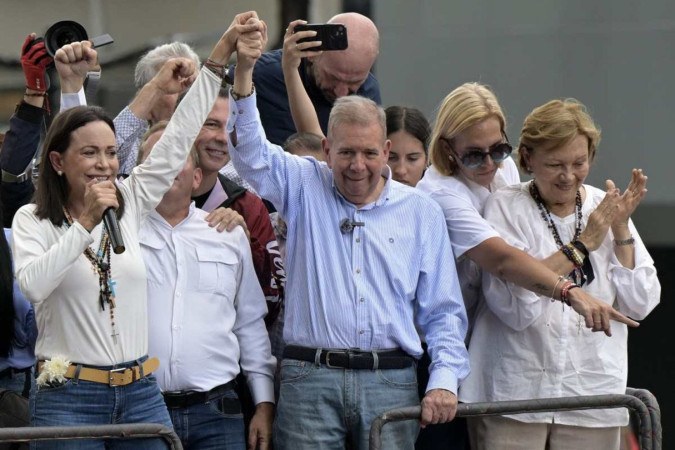 María Corina Machado e Edmundo Gonzalez durante manifestação, em Caracas: presidenciável ignorou convocações do MP -  (crédito: Yuri Cortez/AFP)