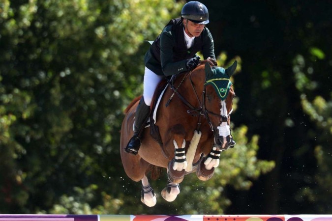  Ao lado do cavalo Major Tom, no Chateau de Versalhes, Rodrigo Pessoa garantiu a oportunidade de disputar por um lugar no pódio -  (crédito:  AFP)