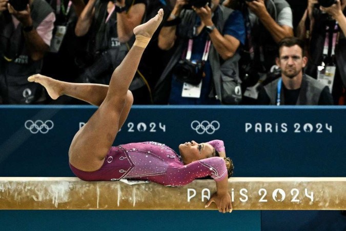 A brasileira Rebeca Andrade disputa a final da trave feminina de ginástica artística durante os Jogos Olímpicos Paris 2024, na Arena Bercy, em Paris, no dia 5 de agosto de 2024. -  (crédito: Lionel BONAVENTURE / AFP)