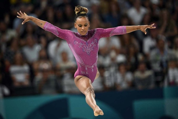 Rebeca Andrade na final da trave durante as Olimpíadas de Paris 2024       -  (crédito: Paul ELLIS / AFP)