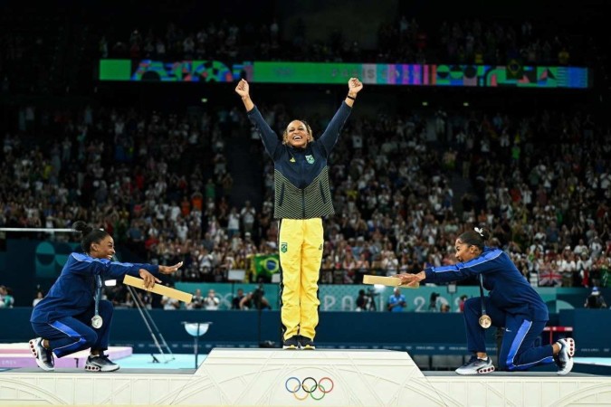 Simone Biles (prata), Rebeca Andrade (ouro) e Jordan Chiles (bronze) posam durante a cerimônia do pódio  -  (crédito: Gabriel Bouys / AFP)