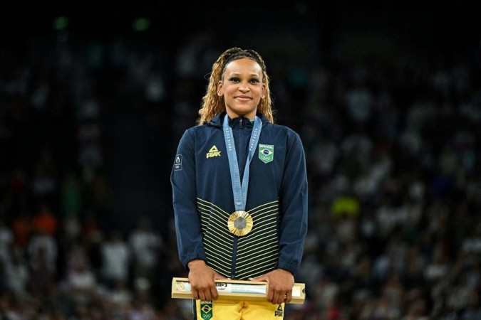 A brasileira Rebeca Andrade posa com sua medalha de ouro durante a cerimônia do pódio -  (crédito: Gabriel BOUYS / AFP)