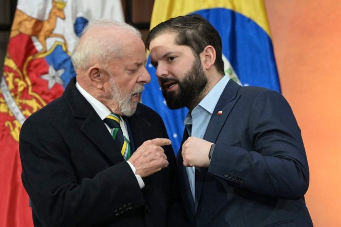 Lula com Boric: na contramão do presidente brasileiro, o chileno disse ser "difícil acreditar" na reeleição do ditador da Venezuela -  (crédito: Rodrigo Arangua/AFP)