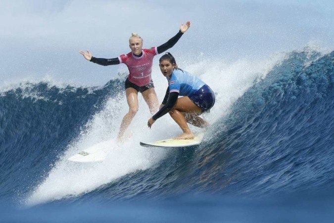  Brazil's Tatiana Weston-Webb reacts as Costa Rica's Brisa Hennessy drops in on her in the women's surfing semi-finals, during the Paris 2024 Olympic Games, in Teahupo'o, on the French Polynesian Island of Tahiti, on August 5, 2024. (Photo by Ben Thouard / POOL / AFP) / -- IMAGE RESTRICTED TO EDITORIAL USE - STRICTLY NO COMMERCIAL USE --
       -  (crédito: Ben Thouard / POOL / AFP)