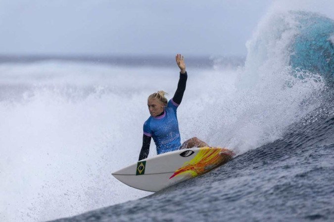 Tatiana Weston-Webb, da Seleção Brasil, pega onda durante a disputa pela medalha de ouro feminina no surfe, no nono dia dos Jogos Olímpicos de Paris 2024, em 5 de agosto de 2024, em Teahupo'o, Polinésia Francesa. 