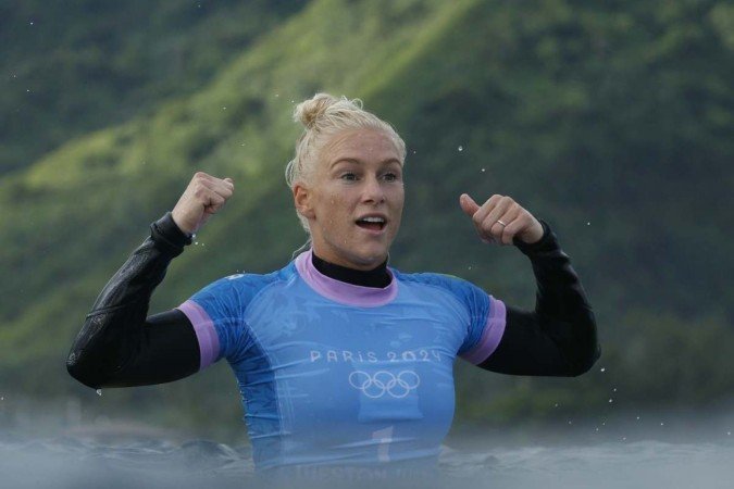 A brasileira Tatiana Weston-Webb reage após levar a prata na final da medalha de ouro do surfe feminino, durante os Jogos Olímpicos de Paris 2024, em Teahupo'o, na ilha polinésia francesa do Taiti, no dia 5 de agosto de 2024. 