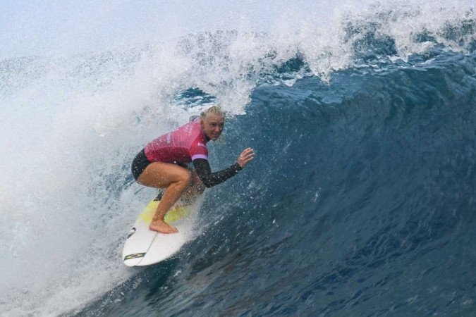 A surfista tem 28 anos e nasceu em Porto Alegre, mas foi ainda bebê morar no Havaí com os pais -  (crédito:  Jerome BROUILLET / AFP)