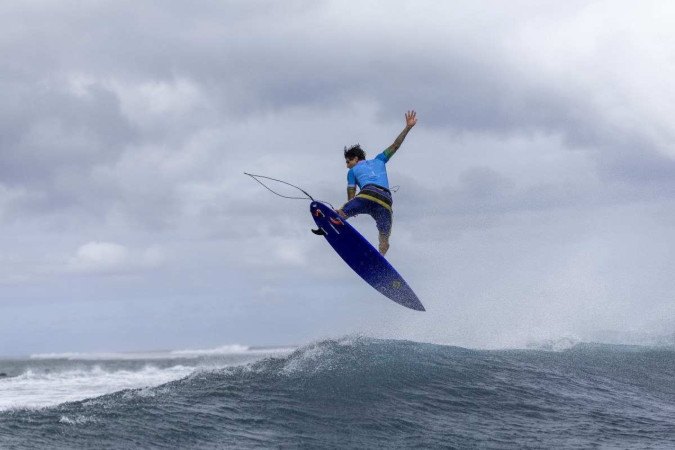 Medina deu show no mar de Teahupoo e faturou o bronze olímpico nos Jogos de Paris-2024       -  (crédito: AFP)