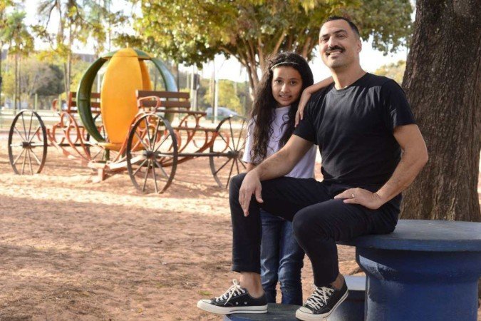  05/08/2024 Crédito: Marcelo Ferreira/CB/D.A Press. Brasil. Brasília - DF - Dia dos Pais sobre pais solo. Humberto Marques Santos com a filha Esther Nathália Marques,