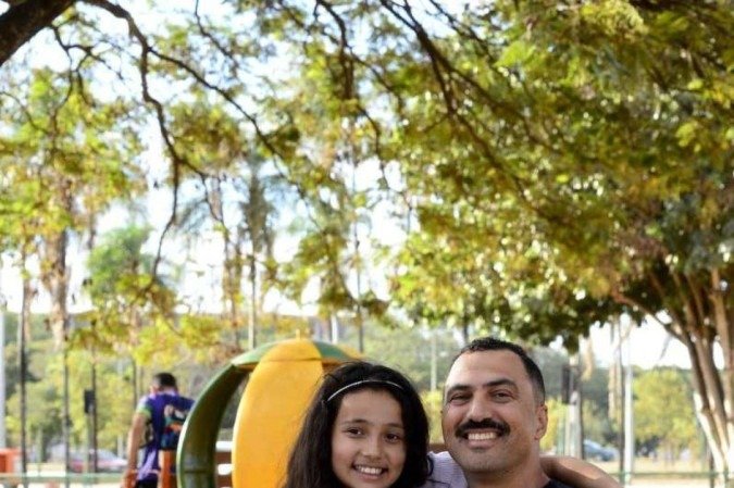  05/08/2024 Crédito: Marcelo Ferreira/CB/D.A Press. Brasil. Brasília - DF - Dia dos Pais sobre pais solo. Humberto Marques Santos com a filha Esther Nathália Marques,