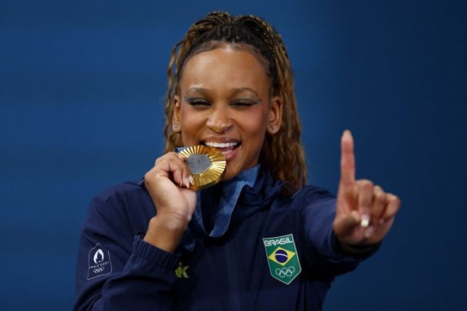 Acima de tudo: Rebeca Andrade comemora o ouro na final do solo -  (crédito: Foto: AFP via Getty Images)