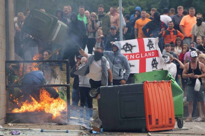 Polícia e manifestantes entraram em confronto em meio a protestos de direita radical no Reino Unido; mais de 100 pessoas foram presas -  (crédito: PA)