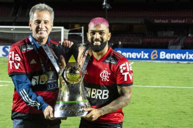 O dirigente do Flamengo com o ídolo Gabigol, durante comemoração do título brasileiro de 2020 -  (crédito: Foto: Alexandre Vidal / Flamengo)