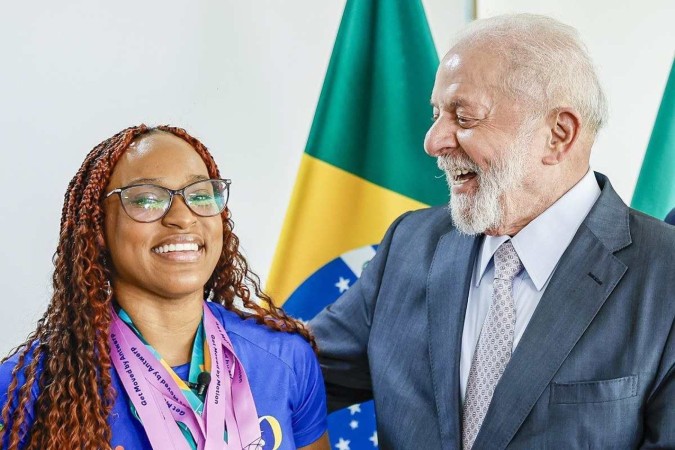 O pódio foi liderado por Rebeca Andrade, com a nota 14,166, seguida pelas duas estadunidenses Simone Biles, com 14,133, com a prata, e Jordan Chiles (13.766), que ficou com o bronze -  (crédito: Ricardo Stuckert / PR)