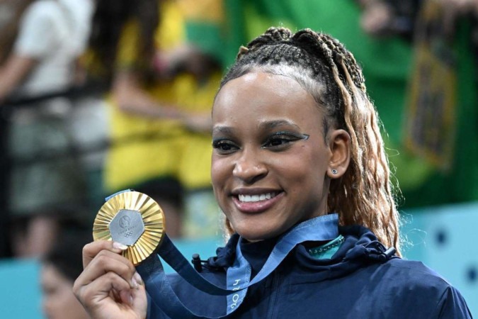 Rebeca Andrade conquistou quatro medalhas nas Olimpíadas de Paris, sendo uma de ouro, duas de prata e um bronze; e receberá um prêmio de R$ 826 mil que deverá ser declarado no Imposto de Renda -  (crédito:  Leandro Couri/Estado de Minas /D.A Press)