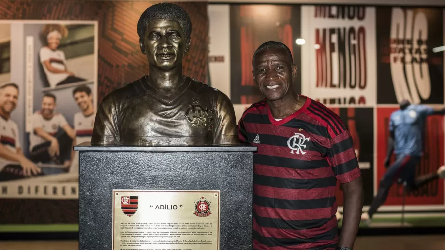 Adílio havia recebido uma homenagem do Flamengo em maio deste ano, com um busto na Gávea. -  (crédito: Reprodução/ Flamengo)