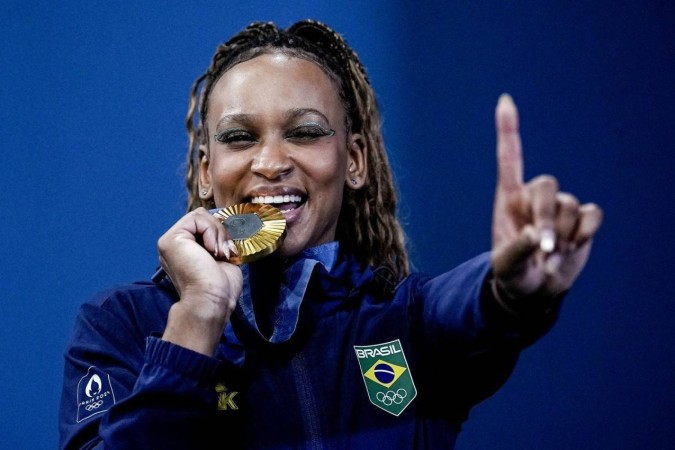 Viola publicou foto da atleta com sonhada medalha. -  (crédito: Alexandre Loureiro/COB)