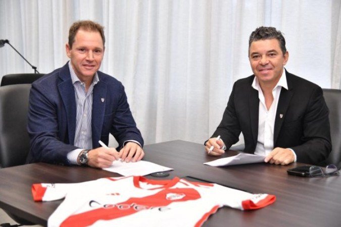 Marcelo Gallardo assina contrato em seu retorno ao River Plate - (crédito: Foto: Divulgação / River Plate) Marcelo Gallardo assina contrato em seu retorno ao River Plate - (crédito: Foto: Divulgação / River Plate)