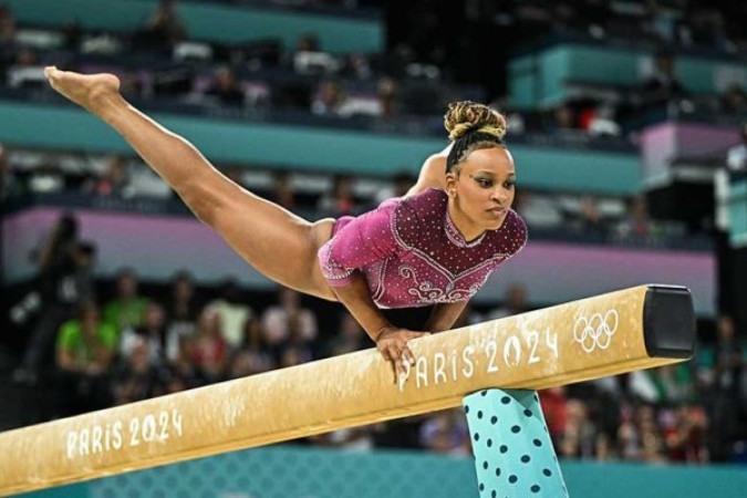 Rebeca durante sua apresentação na trave -  (crédito: Foto: Lionel Bonaventure/AFP via Getty Images  )