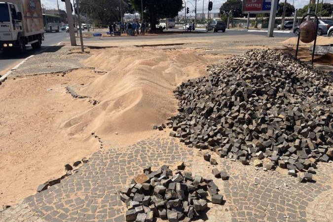 Pedras portuguesas e montante de areia serão utilizados para composição da calçada 