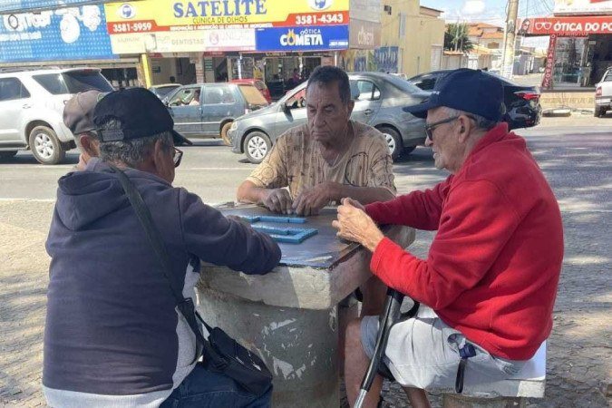 Ronildo Cabral, sentado de agasalho vermelho, com os companheiros de dominó