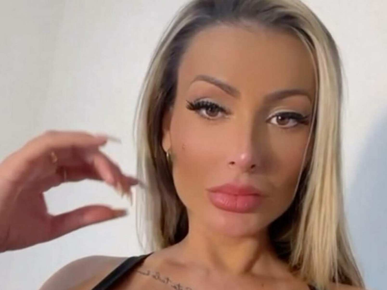 Andressa Urach rebate ataques após anunciar tatuagens no corpo inteiro