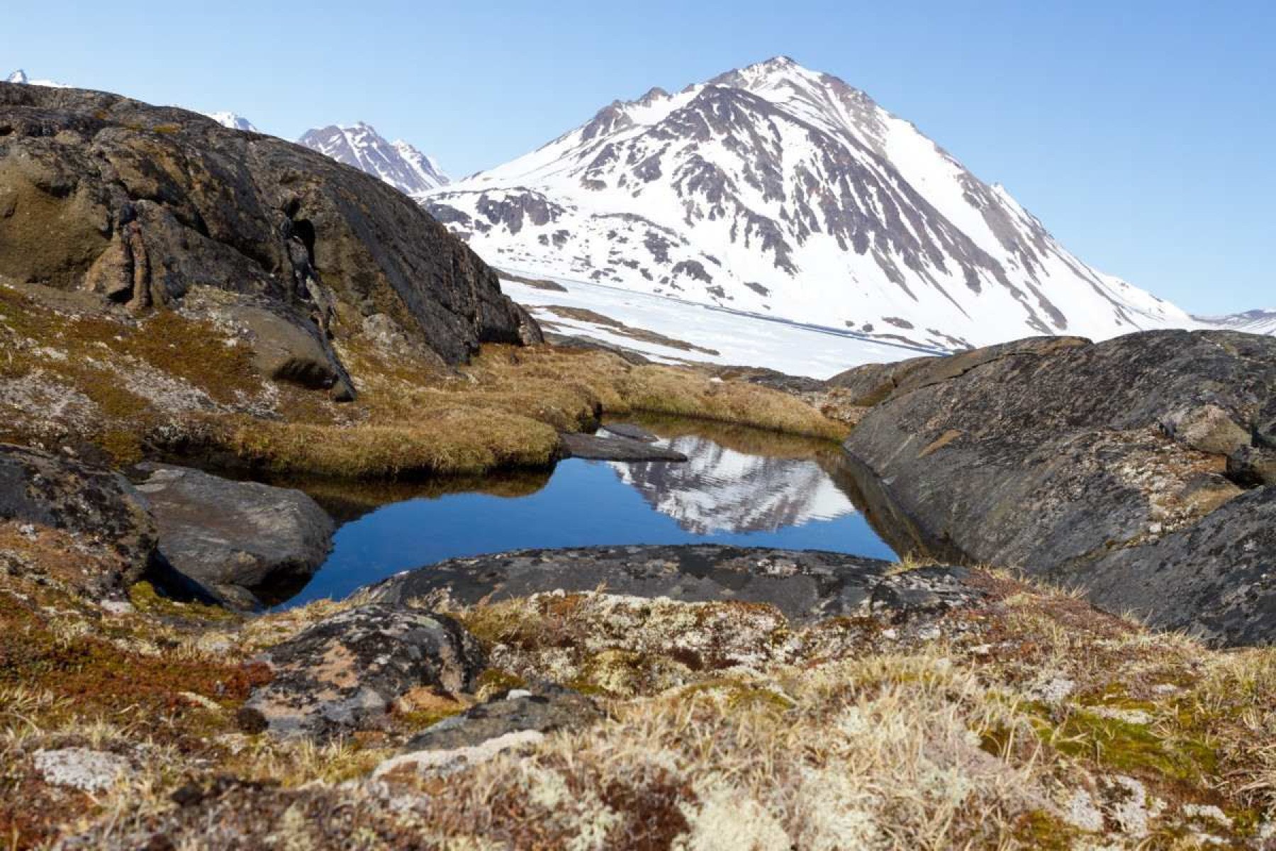 Groenlândia, conhecida pelo frio, nem sempre coberta de gelo