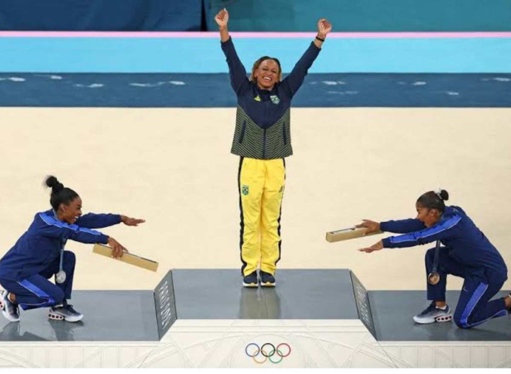 Simone Biles compartilha foto em que reverencia Rebeca no pódio