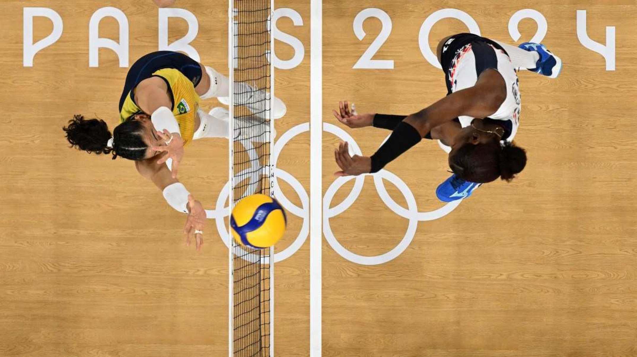 Brasil passa por prova de fogo e elimina dominicanas no vôlei