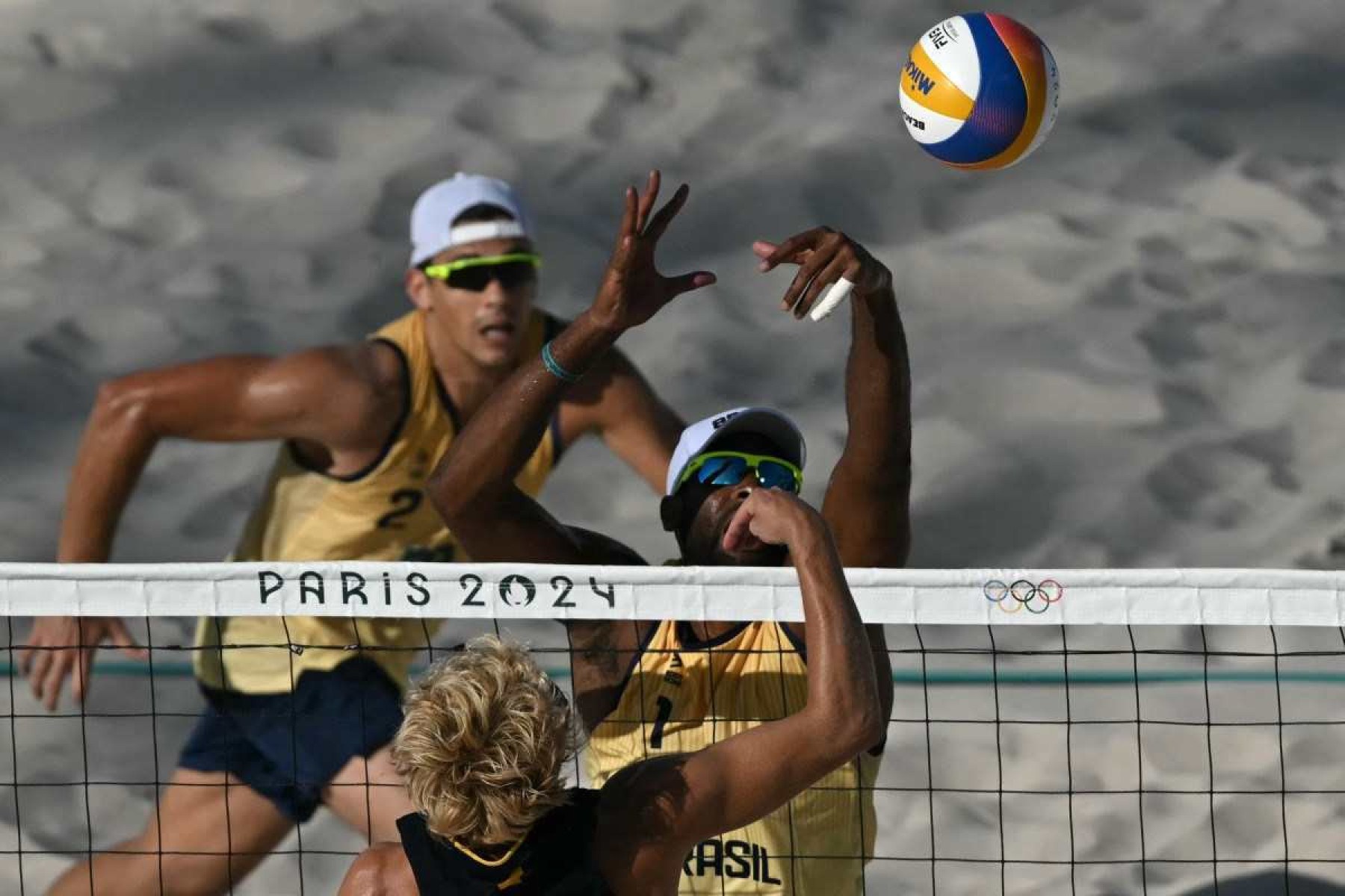 Arthur e Evandro perdem de suecos líderes do ranking e caem no vôlei de praia