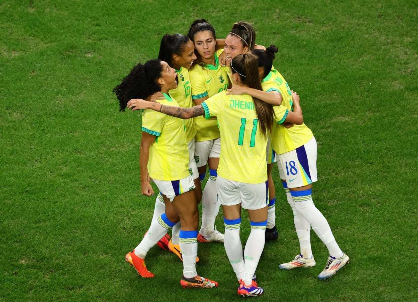 Brasil goleia a Espanha e vai em busca do ouro no futebol feminino