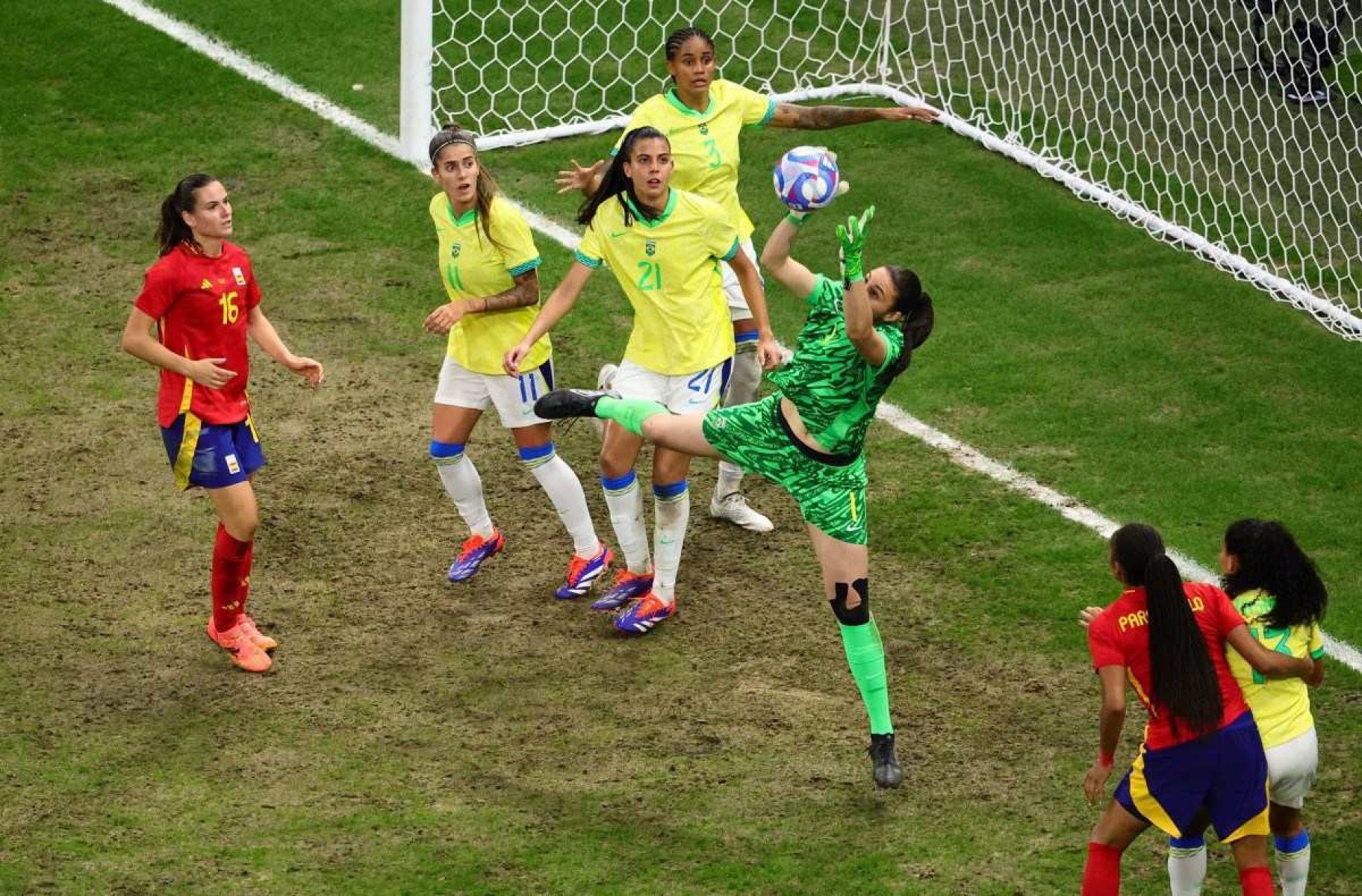 A goleira número 01 do Brasil, Lorena, agarra a bola na semifinal de futebol feminino entre Brasil e Espanha durante os Jogos Olímpicos de Paris 2024      