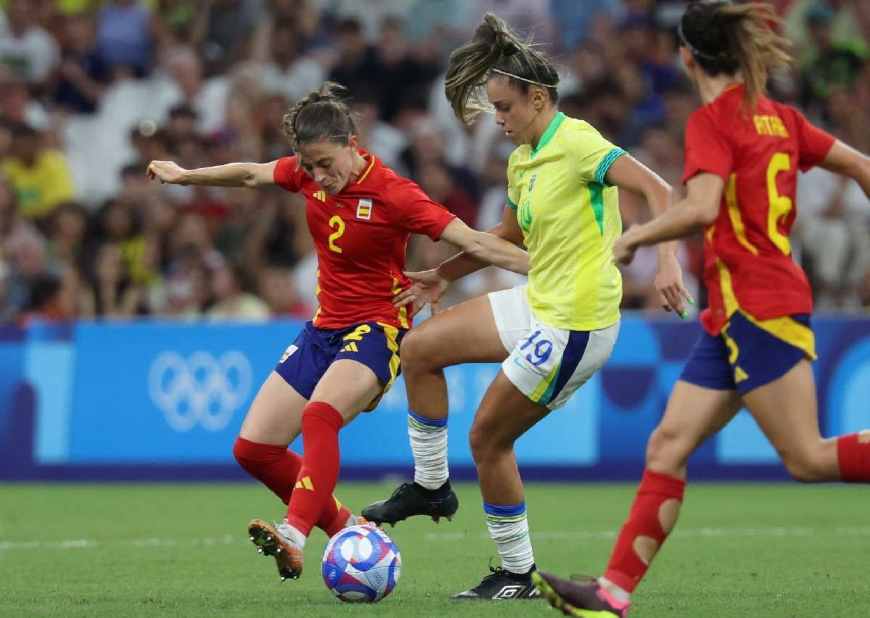 A zagueira espanhola Ona Batlle lutando pela bola com a atacante brasileira Priscila