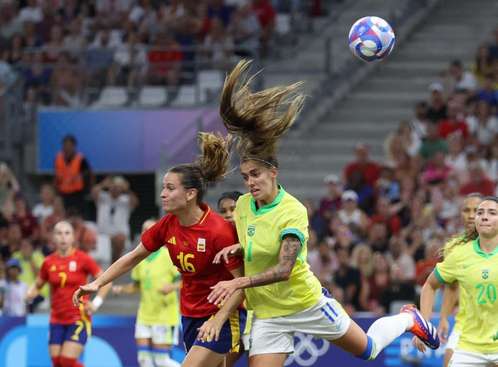 A zagueira espanhola Laia Codina lutando pela bola com a atacante Jheniffer   