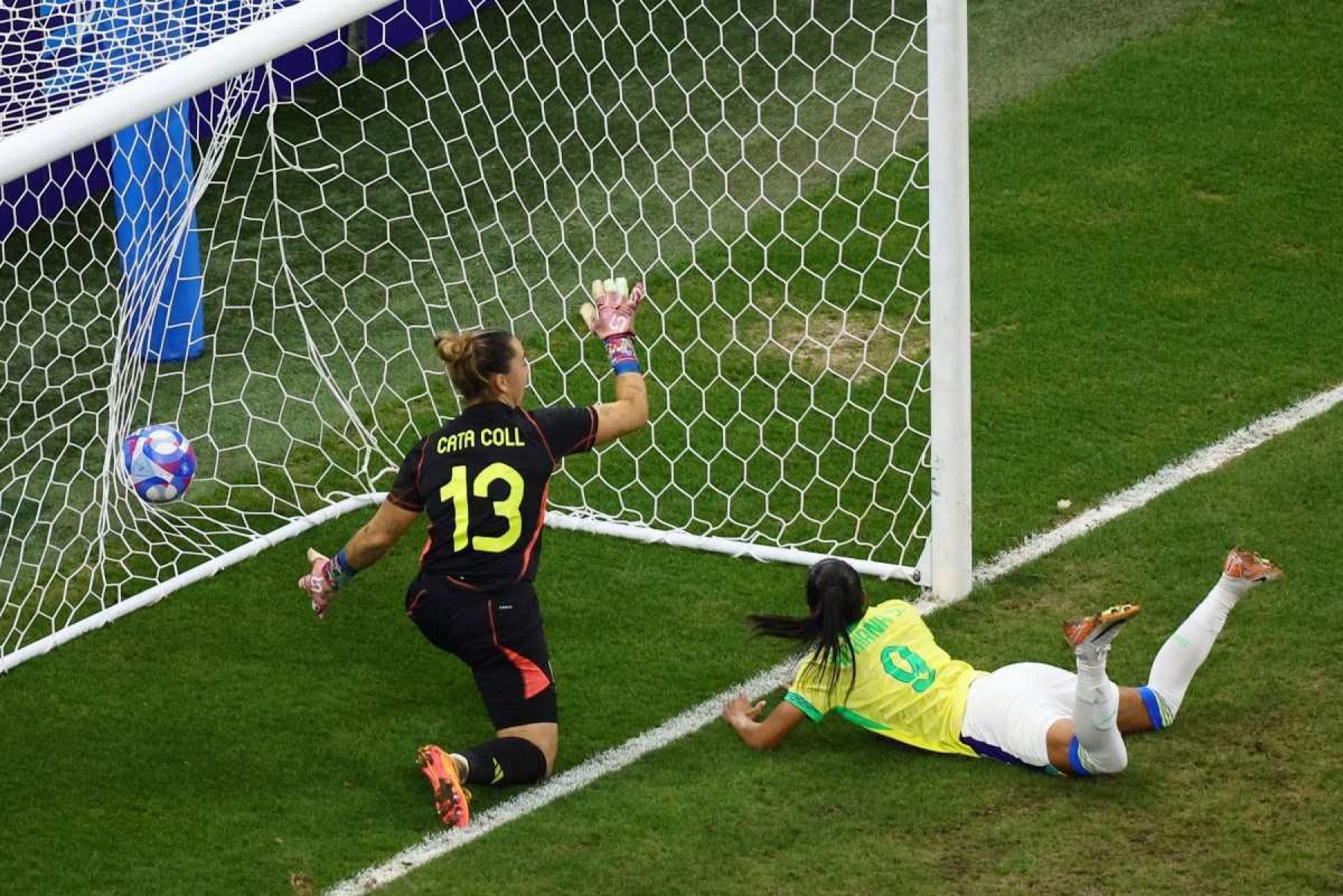  A atacante brasileira Adriana marcando o terceiro gol do Brasil