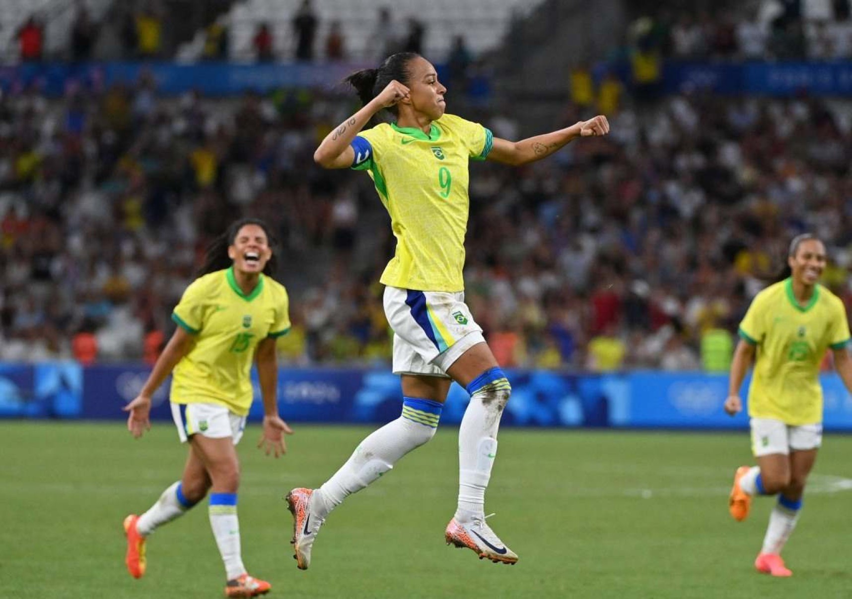 Adriana marcando o terceiro gol do Brasil      